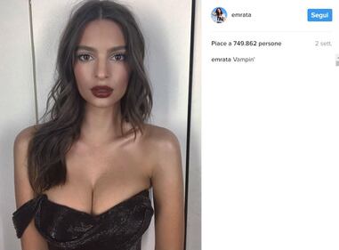 Emily Ratajkowski sexy in top di pizzo 3