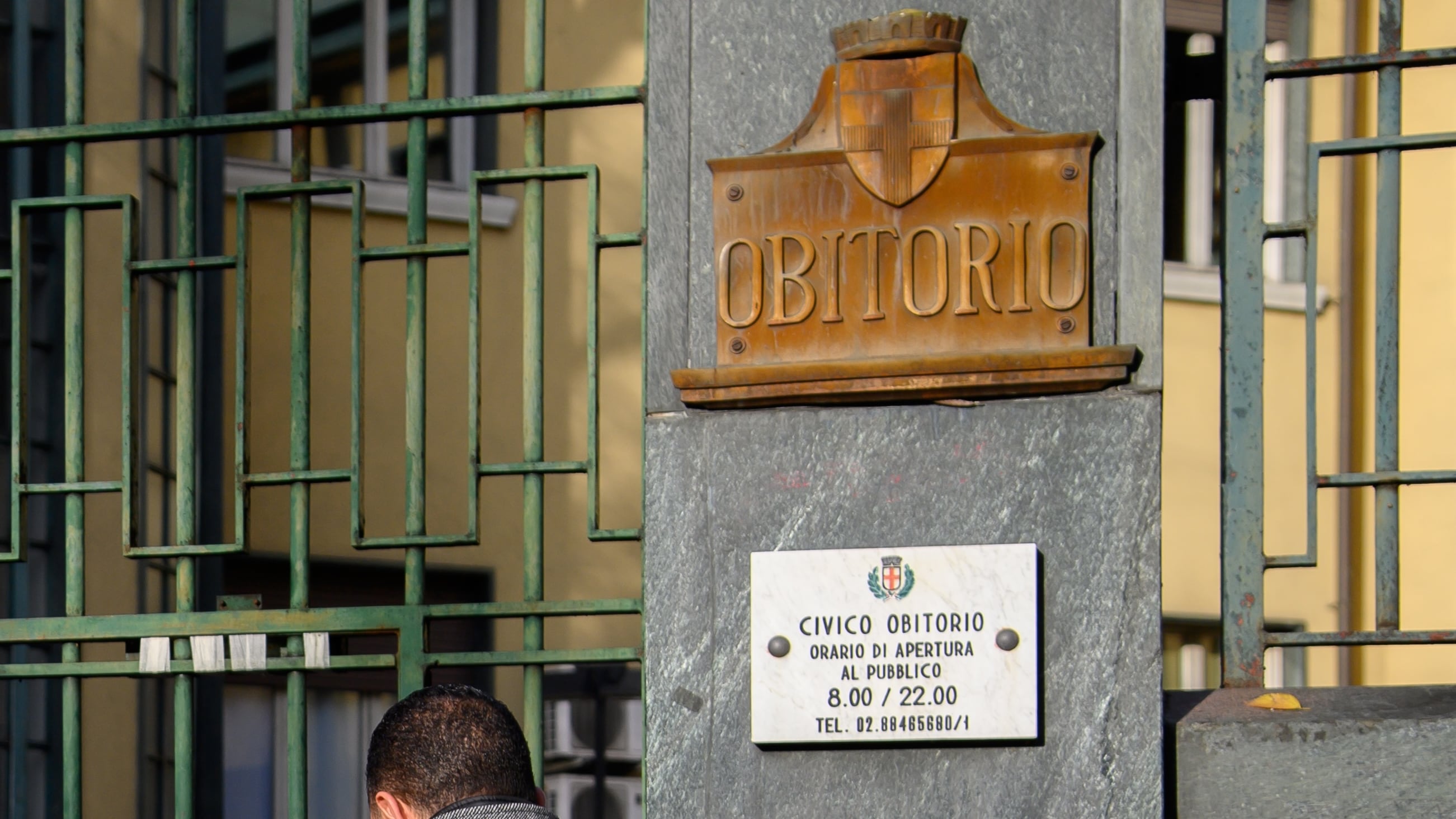 Furti di oro dalle salme in obitorio: un patteggiamento e sei proscioglimenti