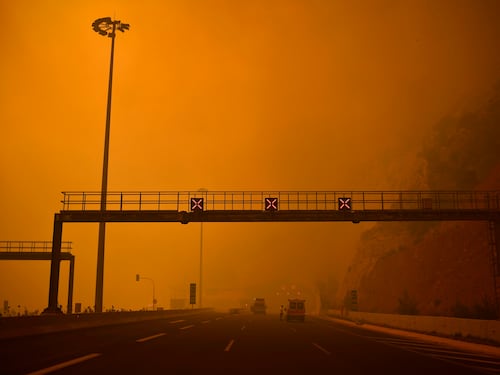 Le fiamme devastano la Grecia