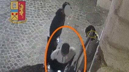 Bottigliate alle ragazze dopo aver rubato un cellulare: la furia dei tunisini