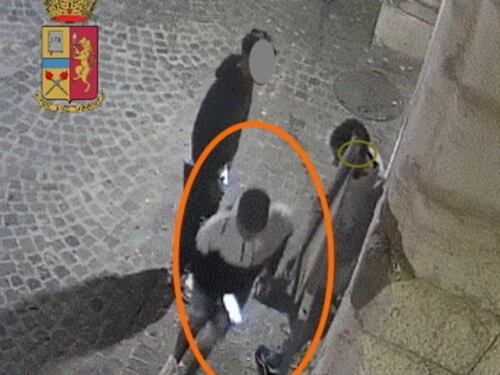 Bottigliate alle ragazze dopo aver rubato un cellulare: la furia dei tunisini