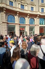 Ressa di gente all'inaugurazione del primo negozio Uniqlo in Italia 7