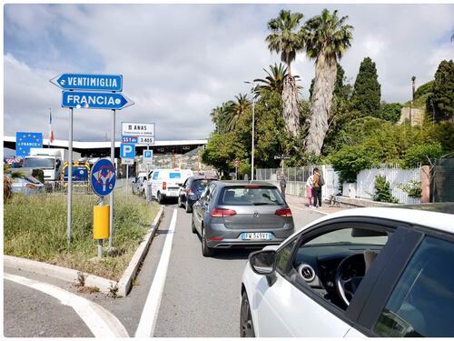 La Francia blocca la frontiera con l'Italia: code chilometriche