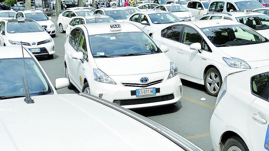 Taxi e auto blu in Regione «Regole per fermare Uber»