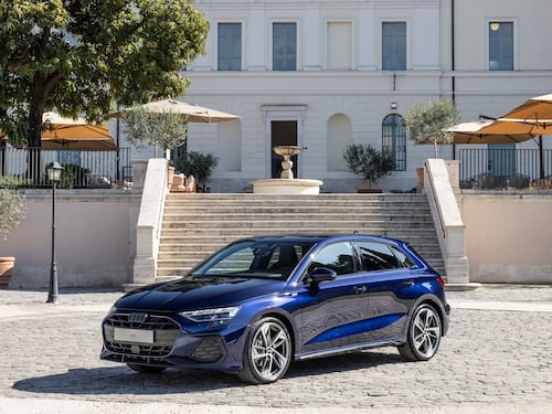 Audi A3 compie trent’anni e si rinnova: più tecnologia, motori fino a 400 CV e prezzi da 32.600 euro