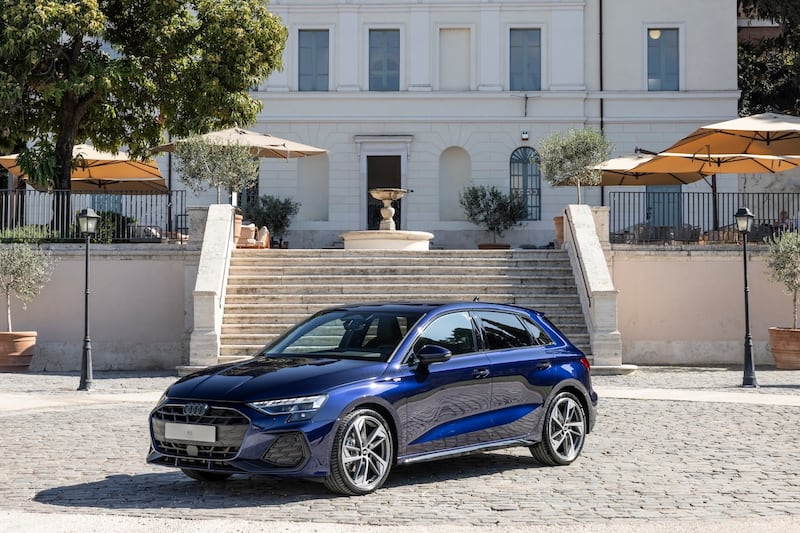 Audi A3 compie trent’anni e si rinnova: più tecnologia, motori fino a 400 CV e prezzi da 32.600 euro