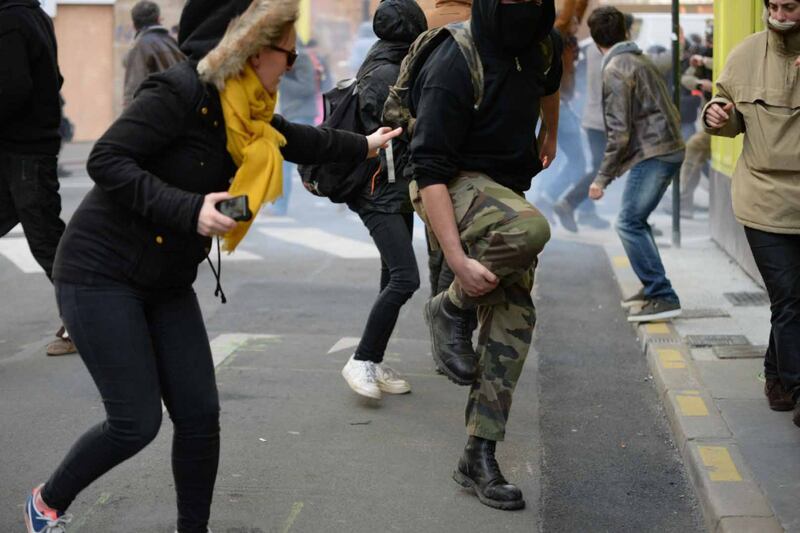 Scontri tra polizia e manifestanti anti Le Pen: numerosi feriti 5