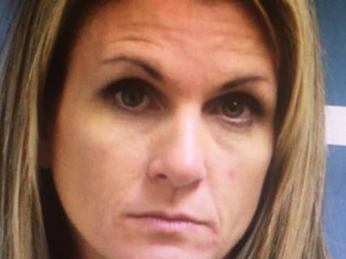 Mamma seduce i fidanzati delle sue due figlie e poi fa sesso con loro