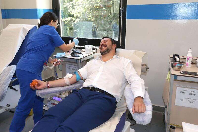 Salvini dona il sangue e scherza: "Ho la pressione alta, dovrei rilassarmi..." 1