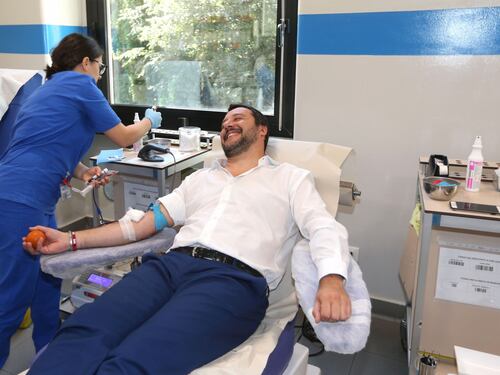 Salvini dona il sangue e scherza: "Ho la pressione alta, dovrei rilassarmi..."