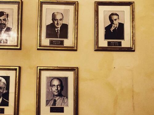 Mistero a Palazzo Chigi: è sparita la foto di Renzi dal muro dei premier