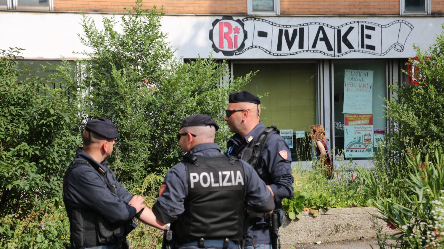 Milano, il centro sociale Ri-make e i rom abusivi nell'ex scuola ne rivendicano l'occupazione