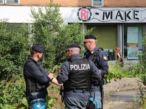 Milano, il centro sociale Ri-make e i rom abusivi nell'ex scuola ne rivendicano l'occupazione