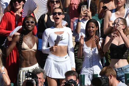 Bella Hadid sexy: la maglia mostra tutto 9