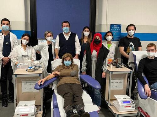 Il gestaccio del medico nella foto con Salvini. E la Lucarelli gongola