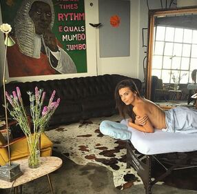 Emily Ratajkowski bollente per Natale 24