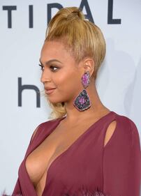 Beyoncé Knowles, seno in vista e scollo mozzafiato a New York 51