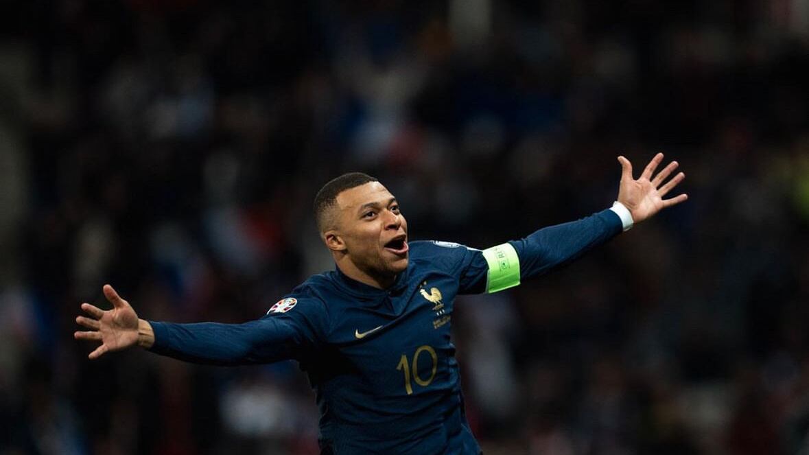 "Fermiamo gli estremisti alle porte". Mbappé appoggia il fronte anti la Le Pen