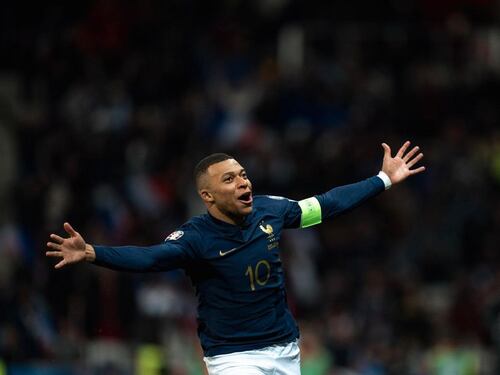 "Fermiamo gli estremisti alle porte". Mbappé appoggia il fronte anti la Le Pen