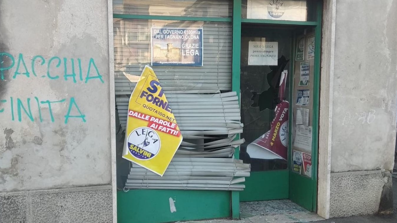 Vetri rotti, insulti e scritte choc a Varese: la Lega adesso è sotto attacco