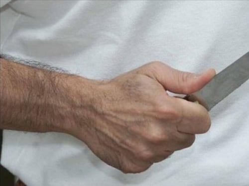 Accoltella 76 volte il figlio di 5 anni convinto fosse "il diavolo"