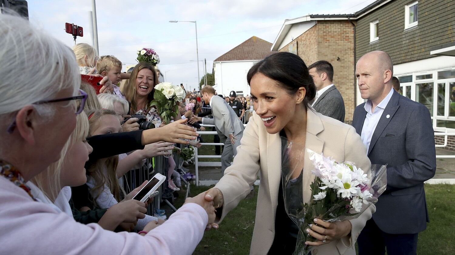 Meghan Markle consola una bambina in lacrime