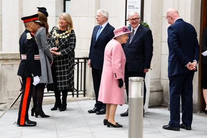 La Regina Elisabetta e Kate Middleton in visita al King's College  3