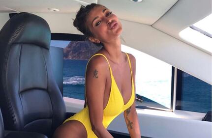 Cristina Buccino sexy skipper in costume giallo 1