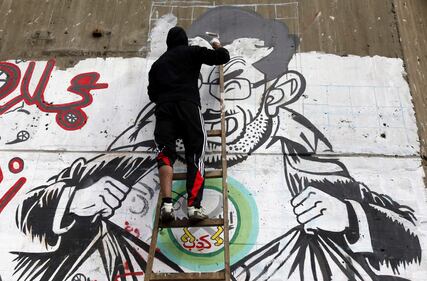 Egitto, graffiti contro Morsi 4