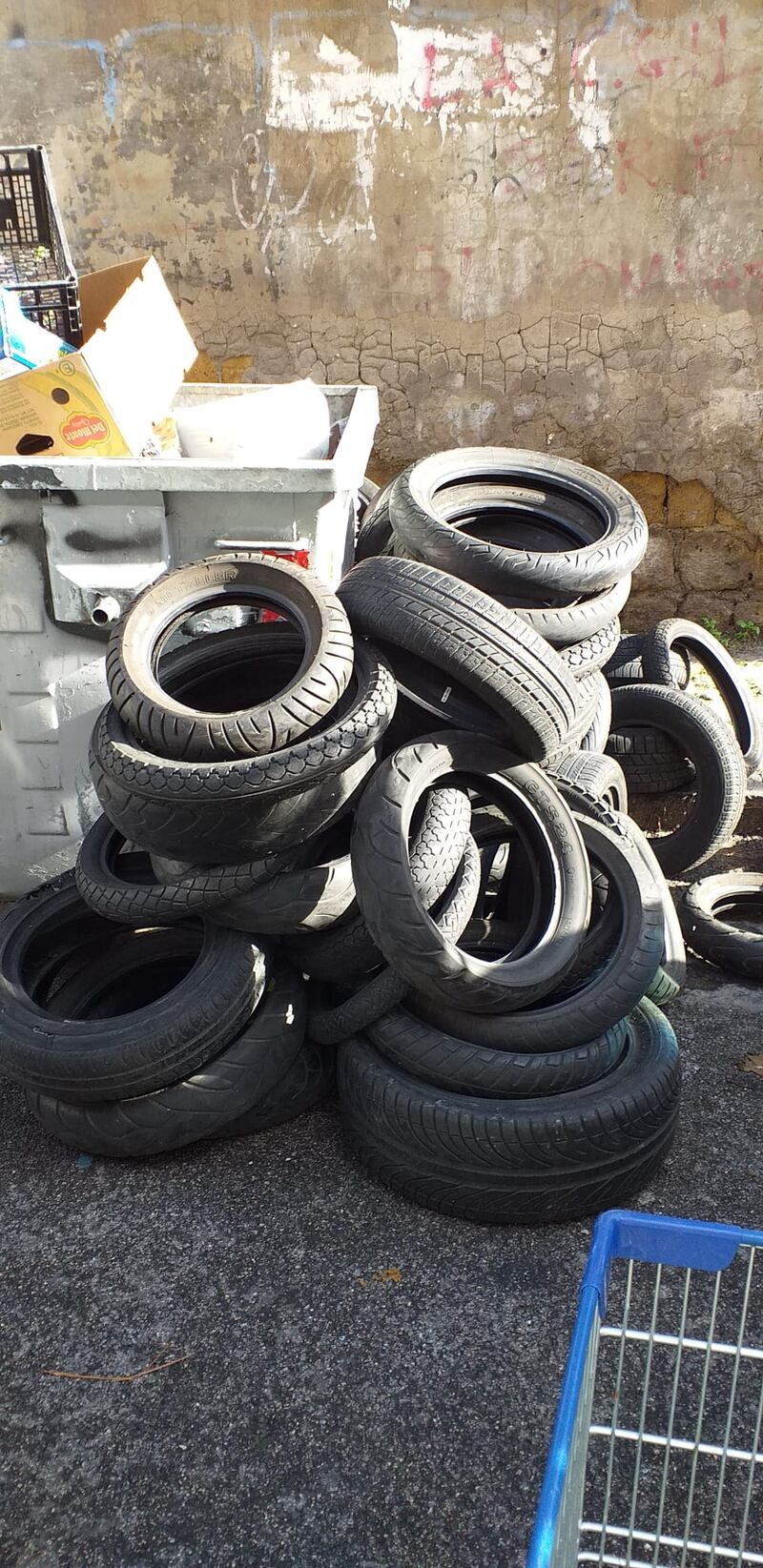 Discarica abusiva pneumatici Napoli 2
