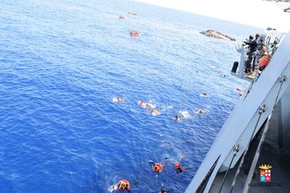 Naufragio a largo della Libia: a bordo 500 persone 3