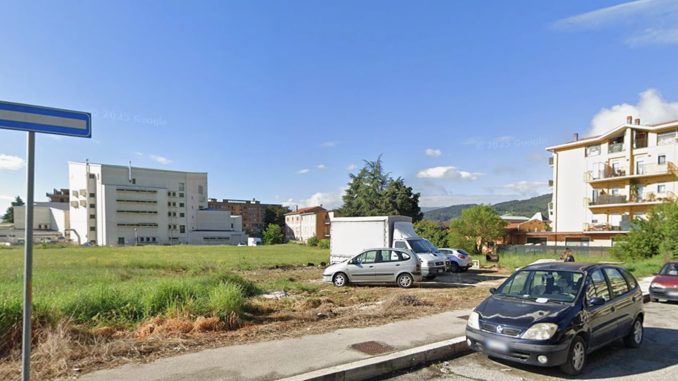 L'egiziano che ha stuprato la 16enne in strada: "Colpa dell'alcol". E il giudice lo rimette in libertà