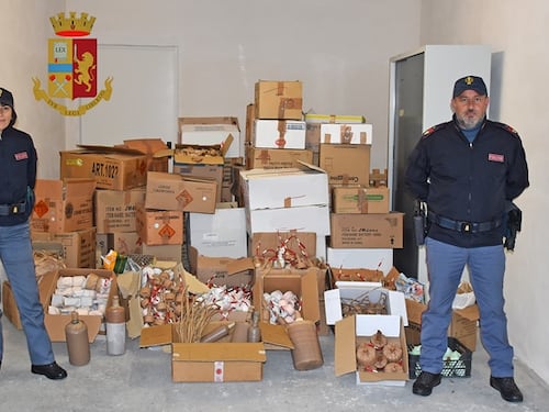 Gallipoli, fabbricavano fuochi d'artificio nel box auto: due arresti