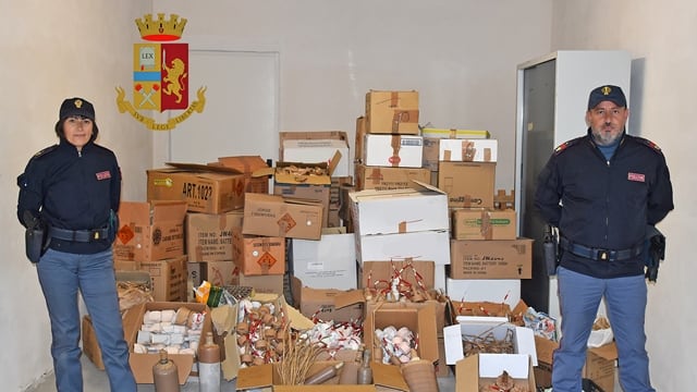Gallipoli, fabbricavano fuochi d'artificio nel box auto: due arresti