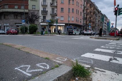 Ciclista investito da una moto a Milano: è gravissimo 6