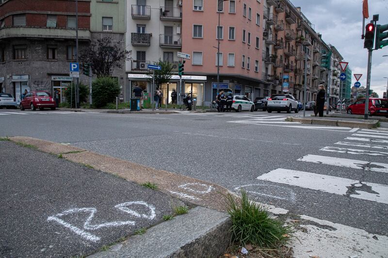 Ciclista investito da una moto a Milano: è gravissimo 6