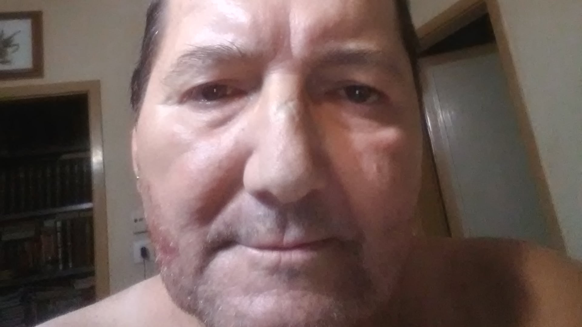 Uccisa a coltellate dal figlio: "Erano soli e lui la picchiava"