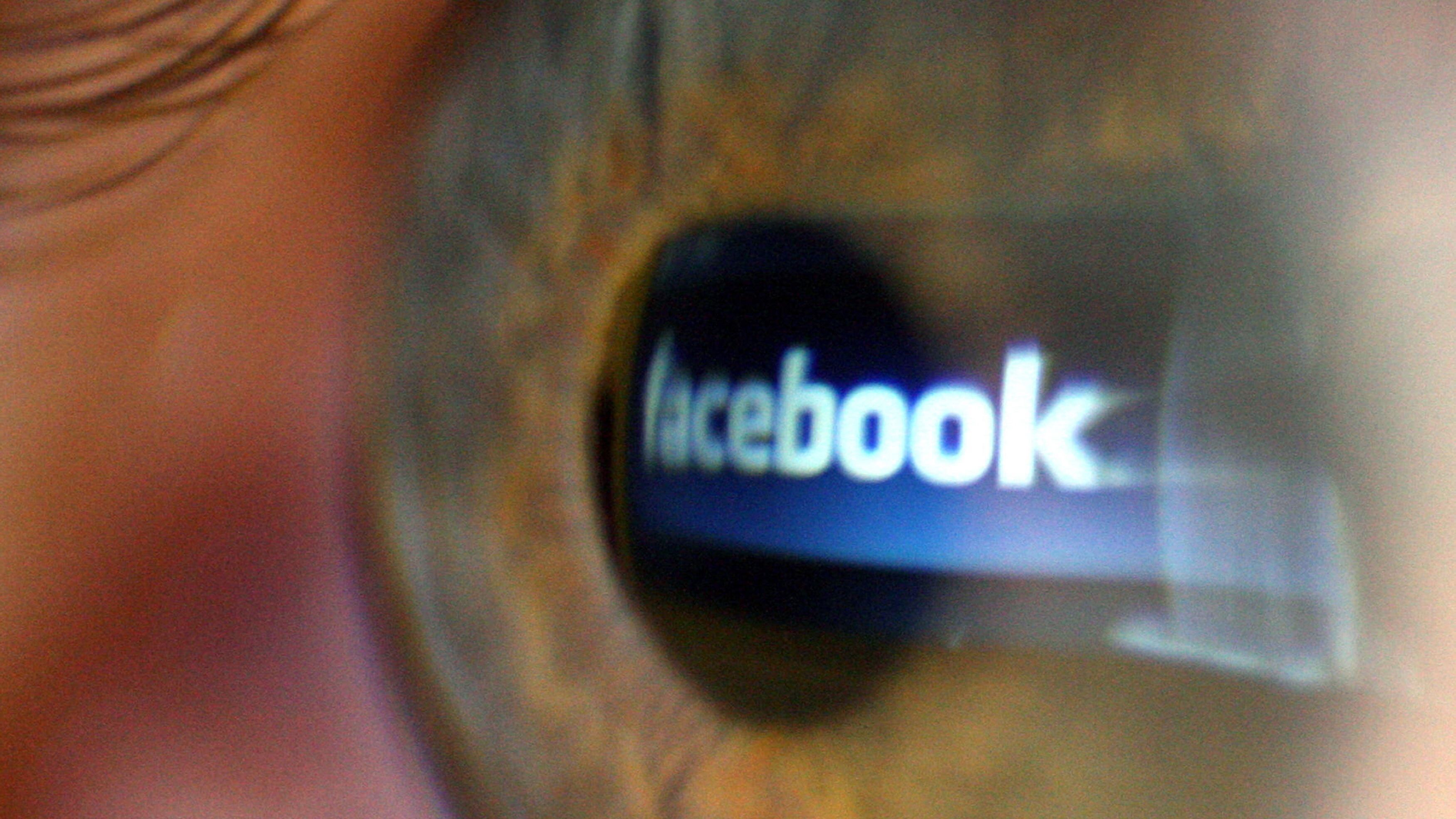"Condivide foto dei figli su Facebook? In dieci anni record di furti d’identità"