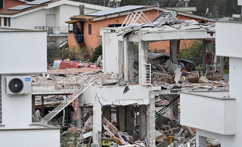 crolla palazzina Roma