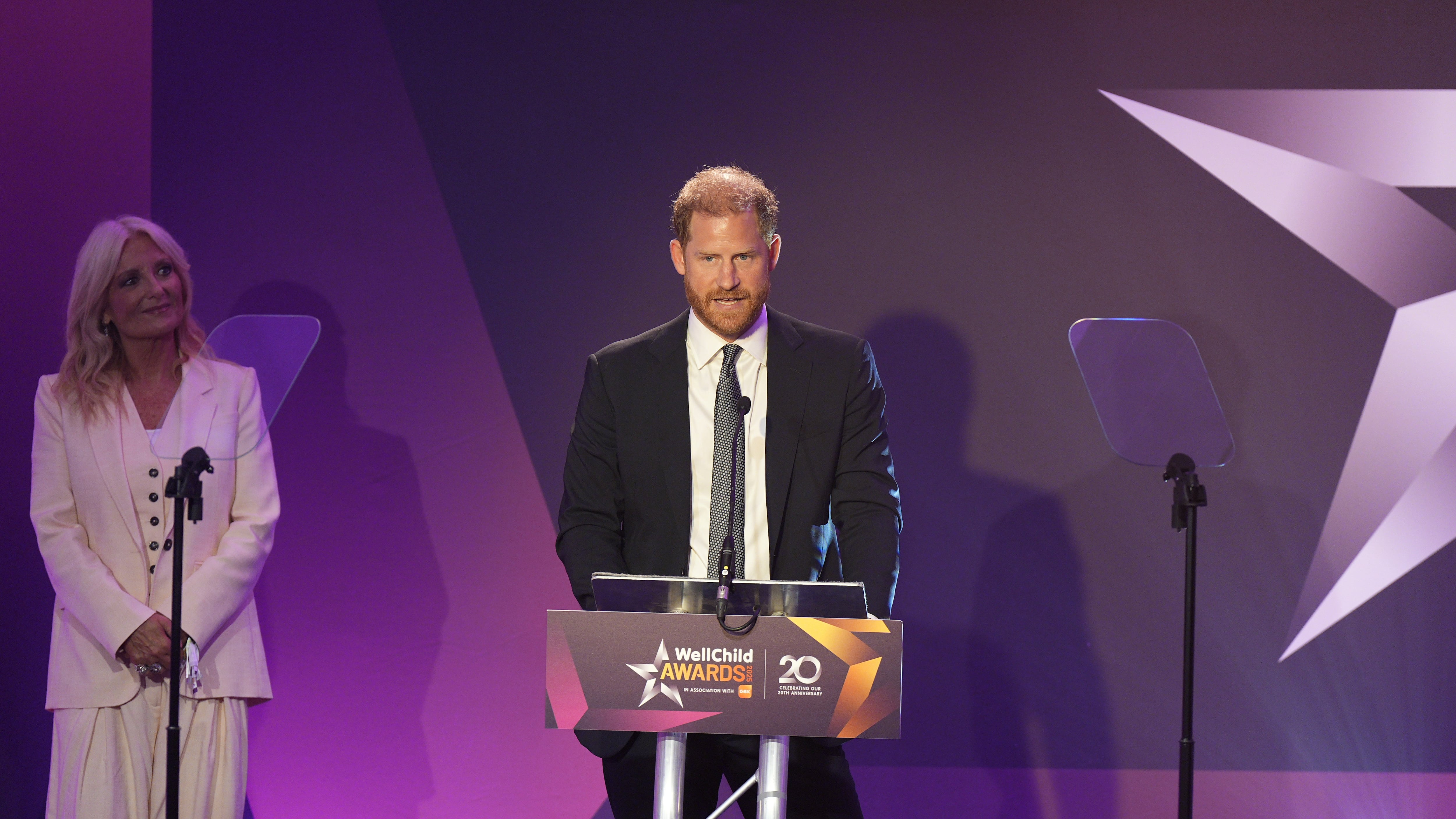 "Uomini in grigio". Cosa sta succedendo tra Carlo III, William e Harry