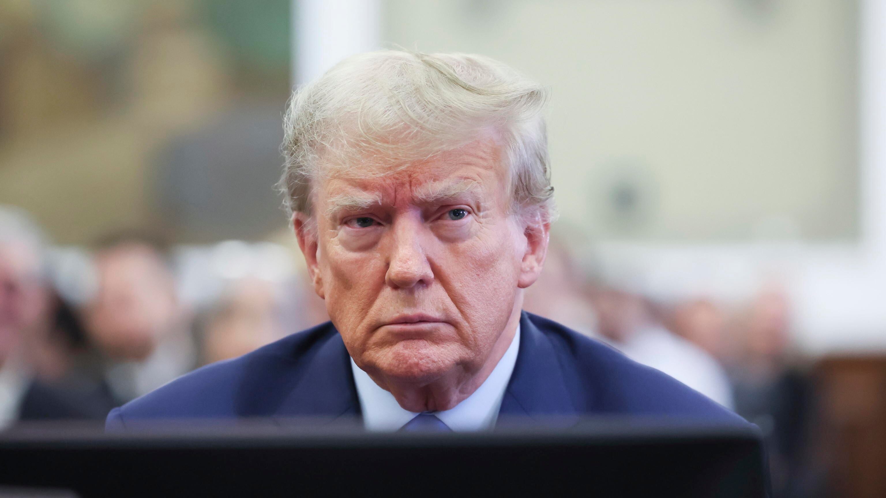 "Crimine contro di me. È caccia alle streghe": show di Trump al processo