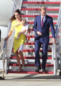 La famiglia reale arriva in Australia: per Kate il vestito è giallo canarino 5
