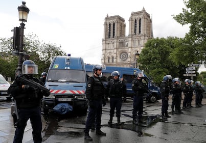 Parigi, aggredito un poliziotto a Notre Dame 5