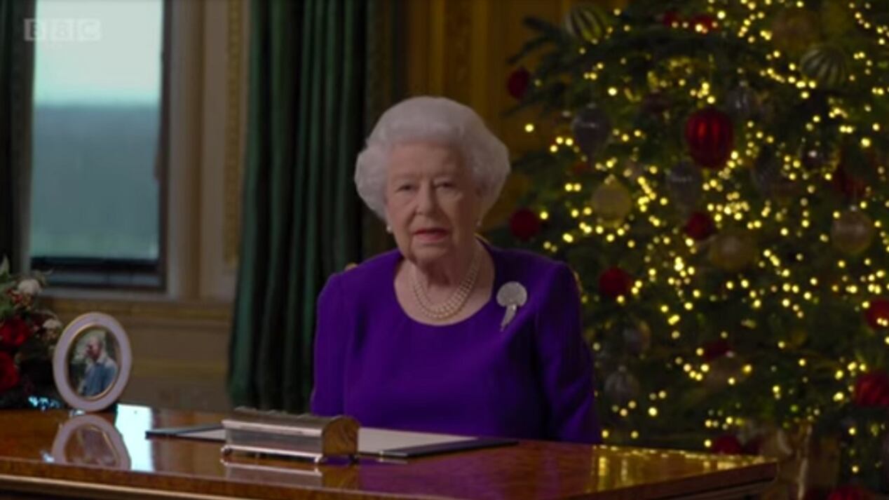 Cravatta nera, regali inutili e obbligo di ingrassare: il solitario Natale della Regina