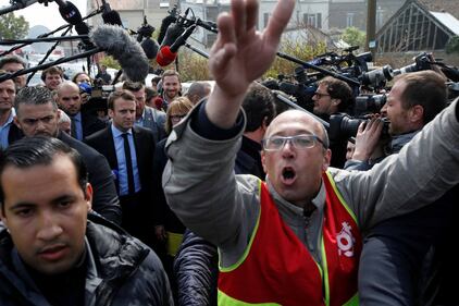 Macron contestato dagli operai Whirlpool 11