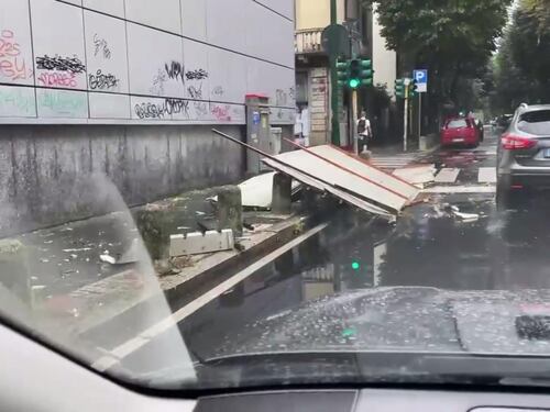 Aerei dirottati, strade allagate, tetti scoperchiati: il maltempo flagella il Nord. Donna schiacciata da un albero