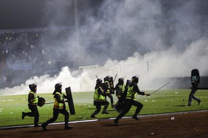 Più di 180 i morti registrati durante una partita di calcio in Indonesia 9