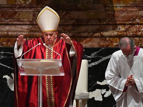 Blindata la Messa in latino: uno strano vento nella Chiesa