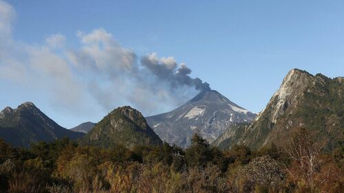 Cile, allerta "arancio" per il vulcano Villarrica 4