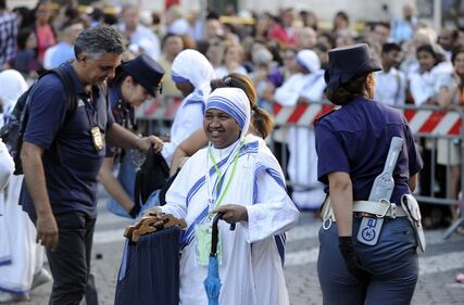 I fedeli a San Pietro festeggiano Santa Teresa 8